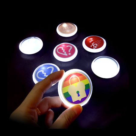 パーソナライズされたアクリルLEDバッジ。
