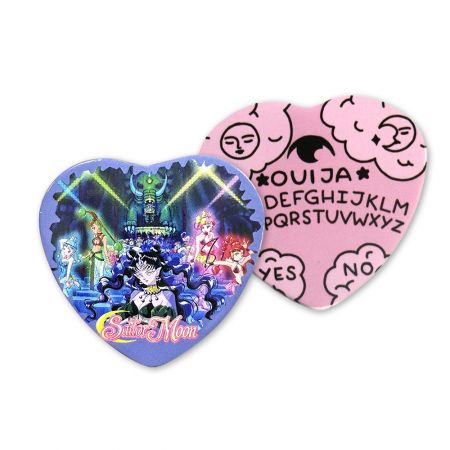 Distintivi a forma di cuore personalizzati.