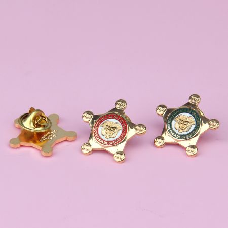 Ghim men cứng giả tùy chỉnh.