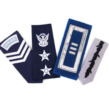 Uniforme Militar com Ombreiras.