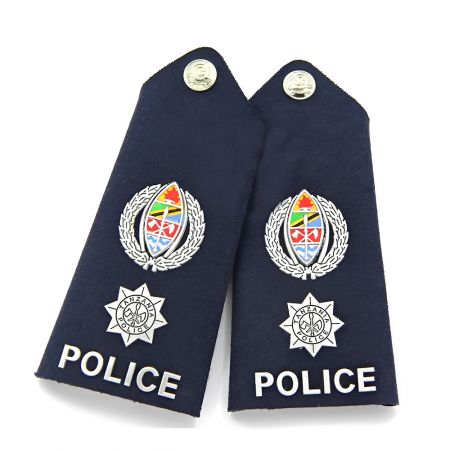 Badges d'épaule de l'uniforme de police.