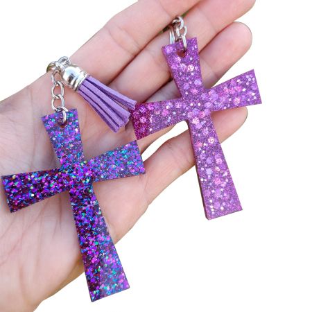 Colgante de cruz de resina brillante personalizada.