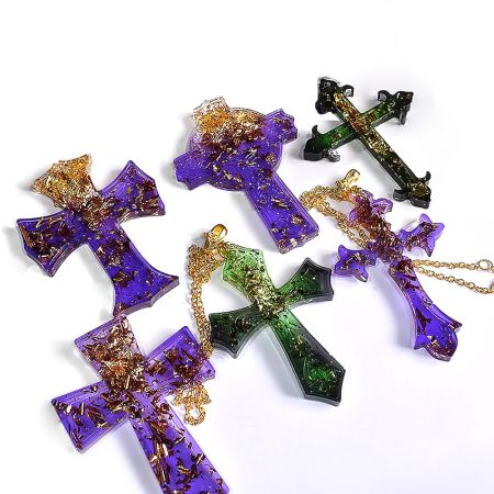 Collar de cruz de resina personalizada y duradera.