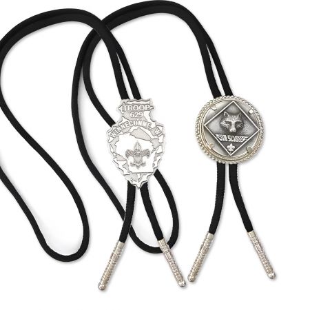 Cravate bolo scout unique et robuste avec initiales gravées.