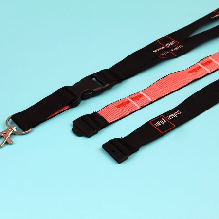 Lanyard tissé sur mesure en transfert thermique à une seule épaisseur.