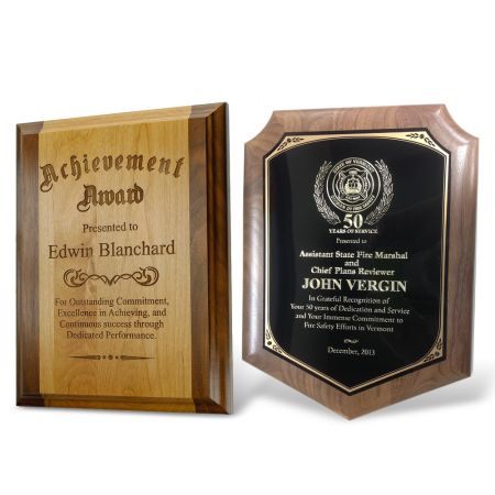 Plaques en bois gravées sur mesure.