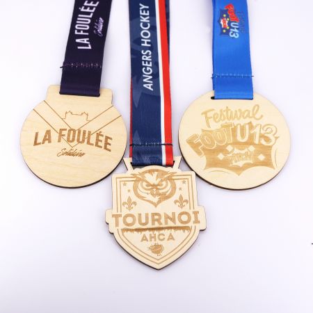 Individuelle Medaille aus Holz.