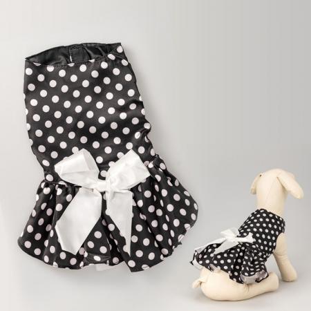 水玉模様の犬のプリンセスドレス。