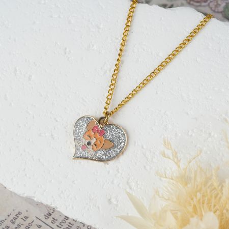 Dây chuyền vàng với mặt pendant hình trái tim.