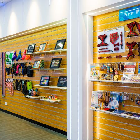 Showroom di Produzione di Accessori per Animali Domestici.