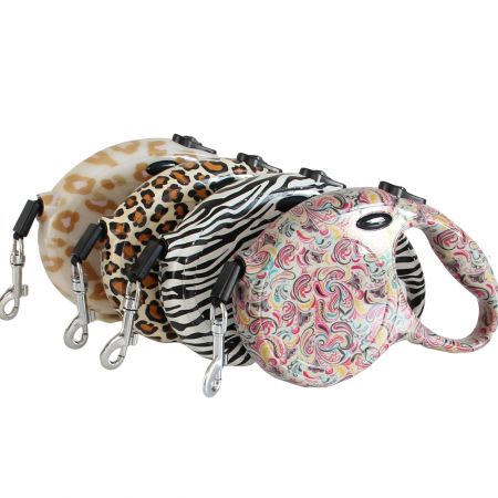 Black Retractable Cat Lead.
