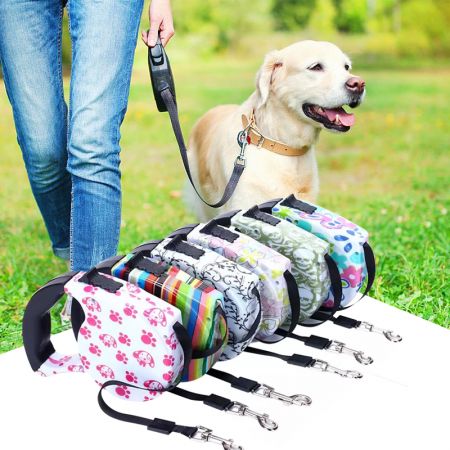 Guinzaglio per cani retrattile con motivo.