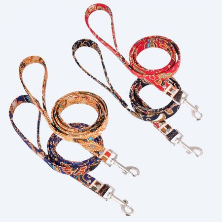 Laisse pour chat en sangle à motif unique.